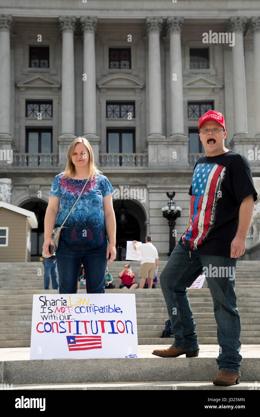 Harrisburg, Pennsylvania - circa 50 membri di agire per l'America si sono stretti sui gradini della Pennsylvania State Capitol contro la sharia. Agire per Amer Foto Stock