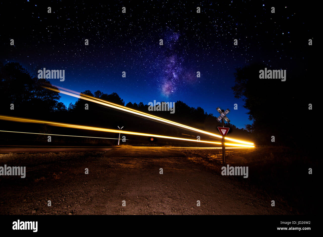 Un treno striature passato un incrocio ferroviario nelle zone rurali la Georgia in corrispondenza di una delle posizioni utilizzate per le riprese della AMC The Walking Dead. Foto Stock