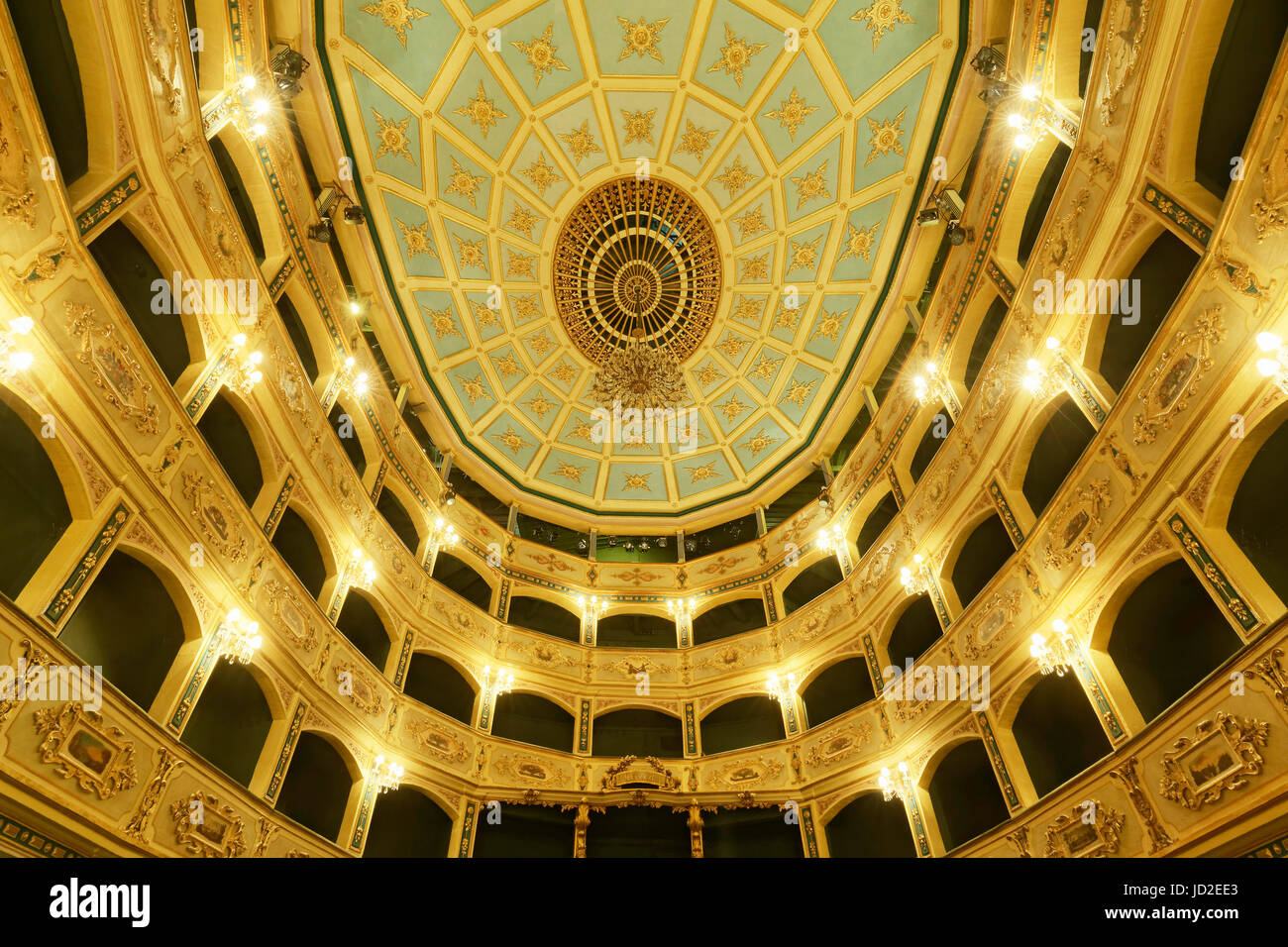 Decorate in oro auditorium, il Teatro Manoel, Maltese il Teatro Nazionale, La Valletta, Malta Foto Stock