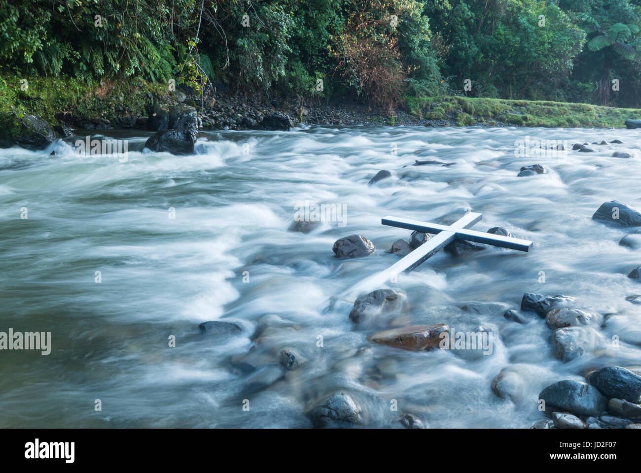 Bianca Croce di legno in alcuni White Water Rapids. Foto Stock