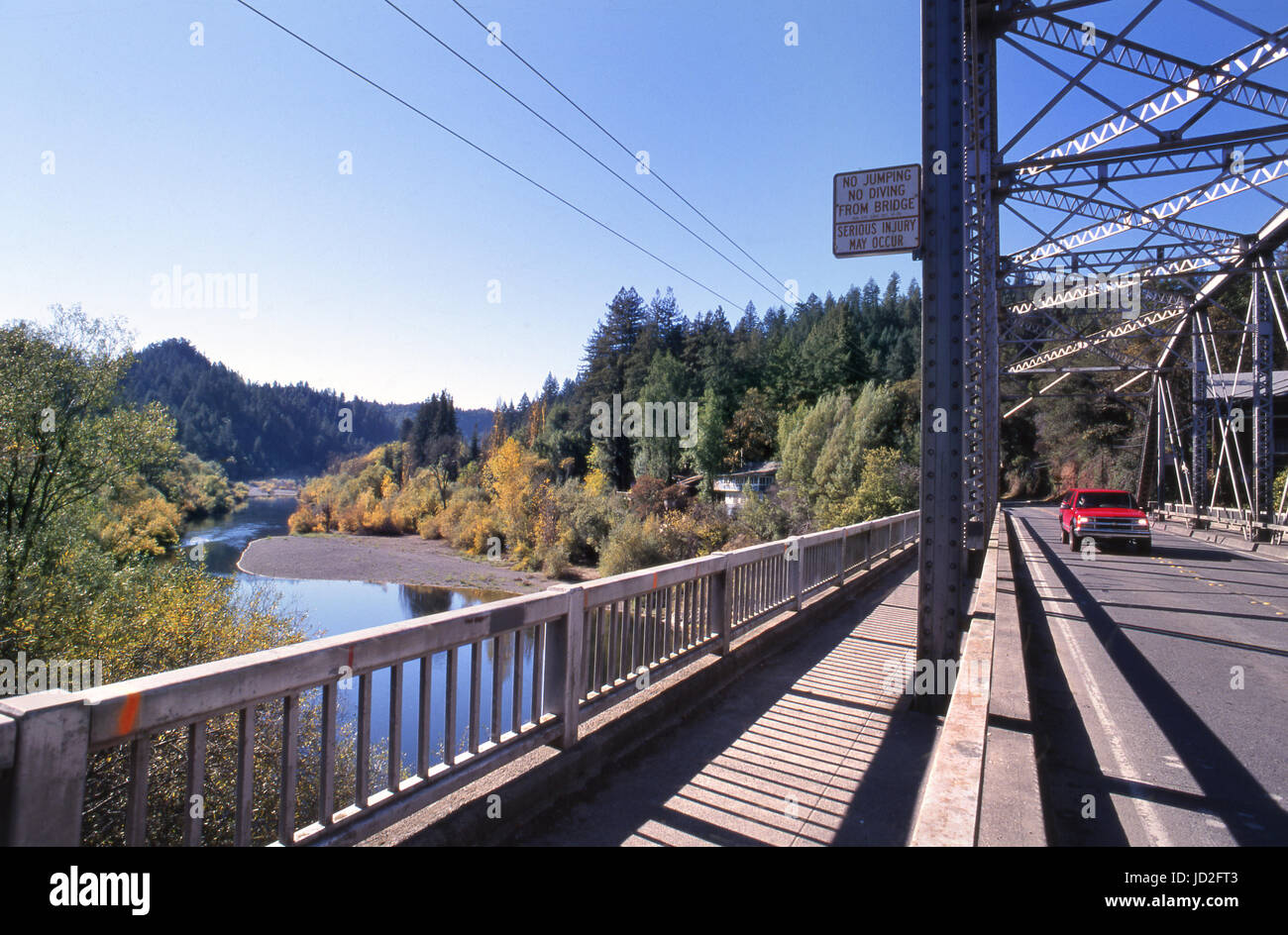 RUSSIAN River Bridge crossing rustica travatura a traliccio metallico ponte sopra il fiume russo con il tipico americano rosso pick-up truck, Sonoma County, California USA Foto Stock