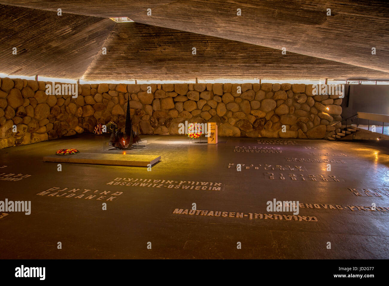 Nomi di ebrei nei campi di concentramento nella sala del ricordo nella visita al Mausoleo di Yad Vashem, il memoriale dell'Olocausto, Gerusalemme. Foto Stock