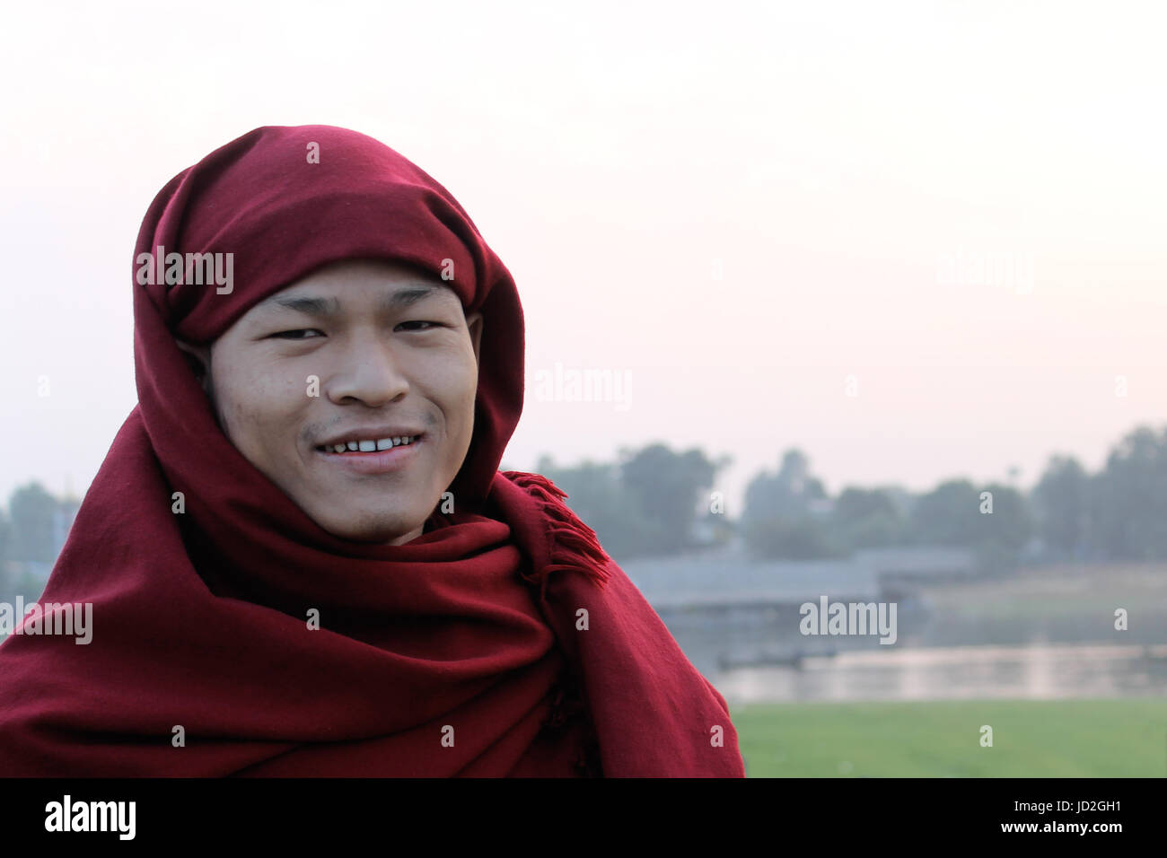 U-Bein Bridge/Amarapura - Myanmar Gennaio 22, 2016: Ritratto di un monaco buddista che attraversa il U-Bein bridge. Foto Stock