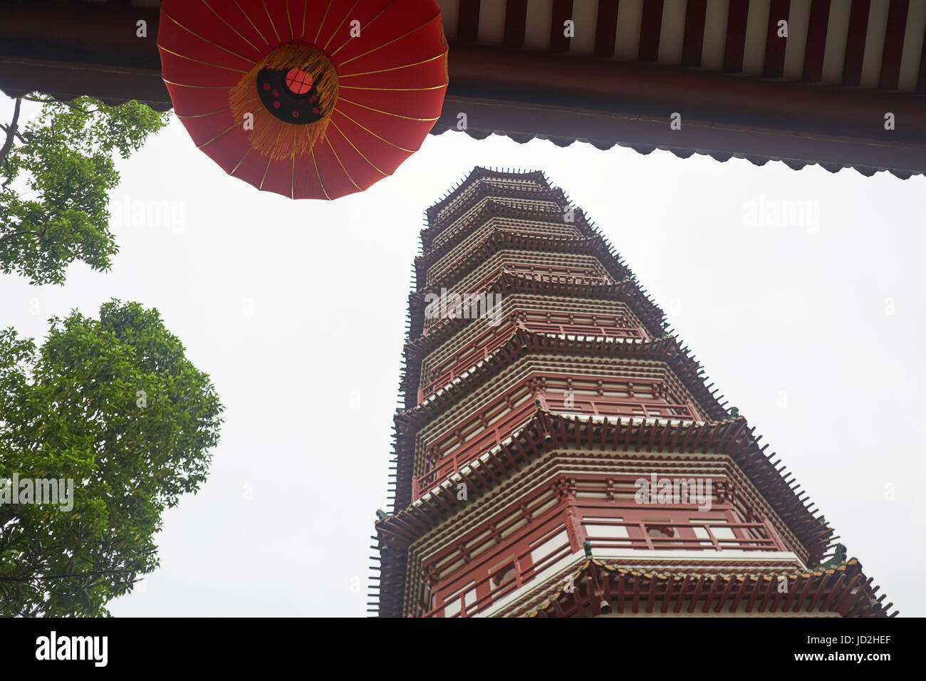 Profilo di una lanterna e la pagoda del VI secolo a.c. tempio di Sei Banyan alberi - uno di Guangzhou il più antico cinese templi buddisti, Cina Foto Stock