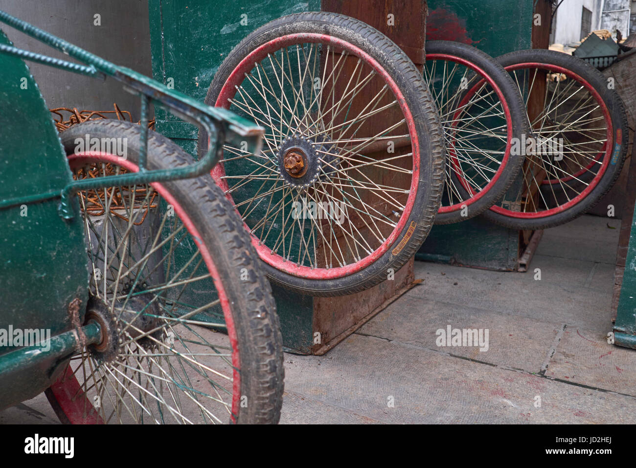 Ruote con raggi immagini e fotografie stock ad alta risoluzione - Alamy