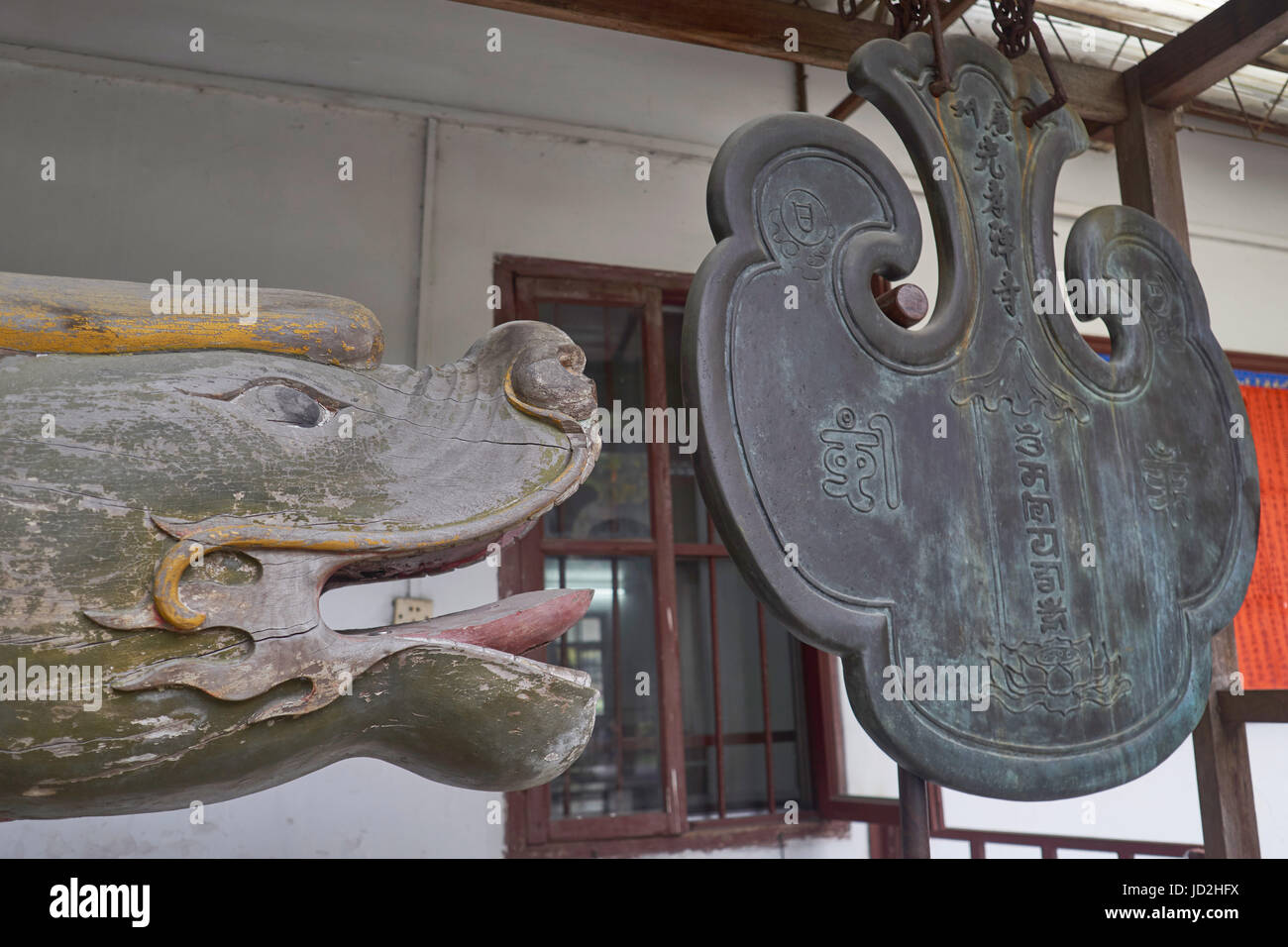 Testa di drago e gong al tempio Guangxiao - Guangzhou più antichi del cinese tempio buddista (chiamato anche "Bright pietà filiale tempio') - Cina Foto Stock