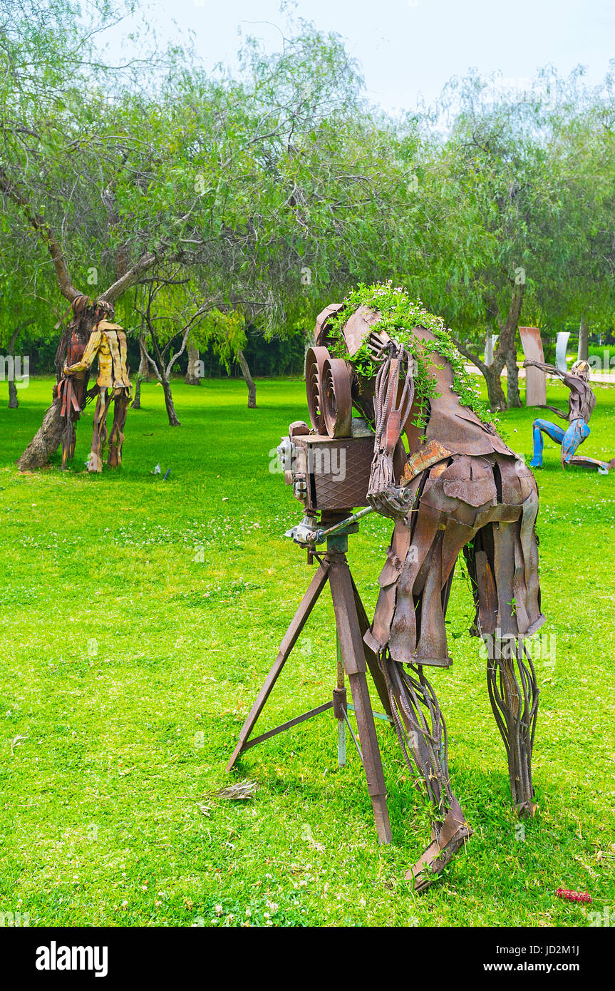 Antalya, Turchia - 6 maggio 2017: l'installazione del filmato equipaggio al lavoro - cameraman, coppia di attori e tecnico luci, situato nel parco di ca Foto Stock