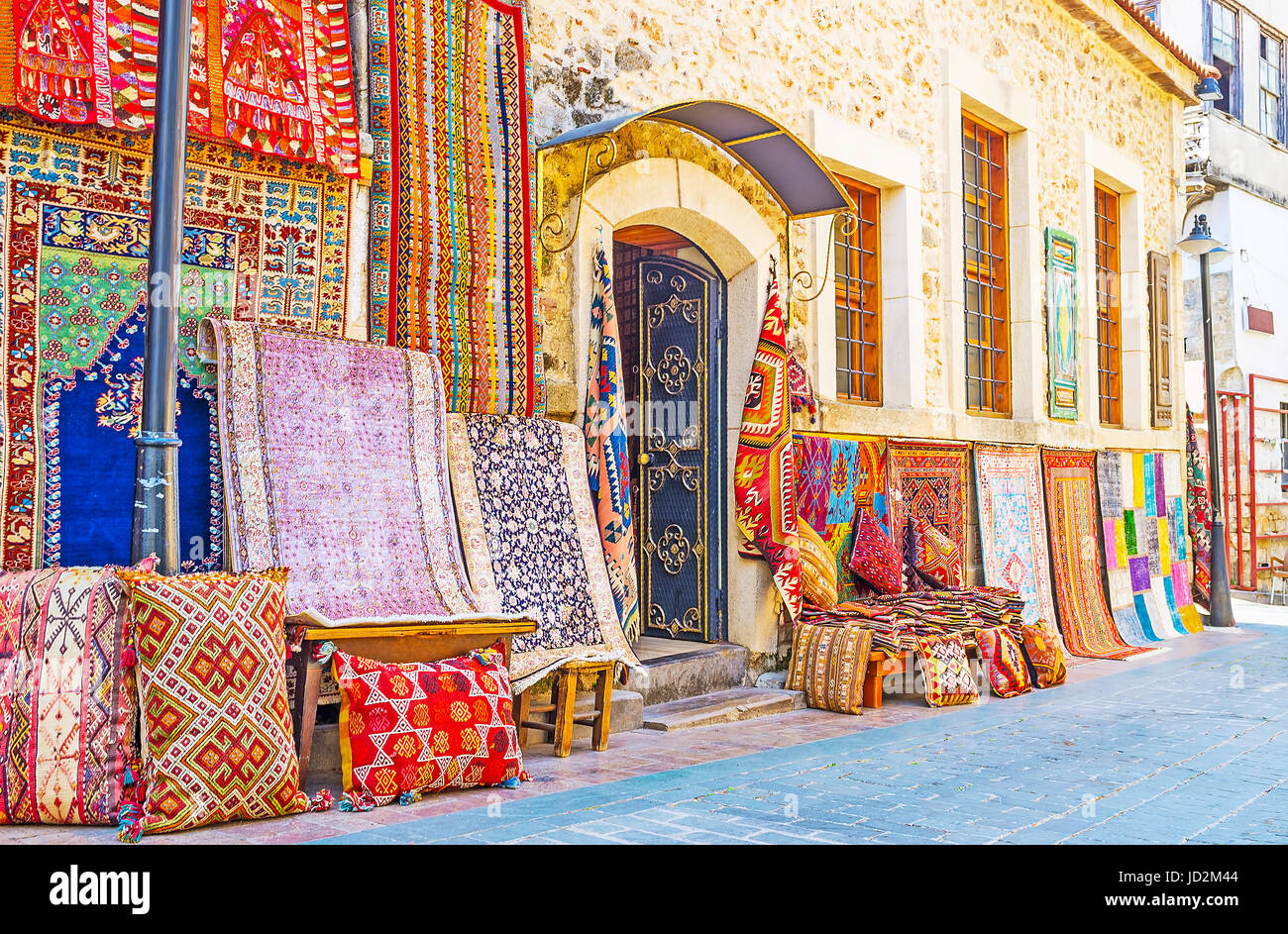 Il tappeto negozi di Antalya offre la vasta gamma di seta, lana, cotone e sintetici, tappeti decorati con le tradizionali, islamica, con motivi floreali e geometrici Foto Stock