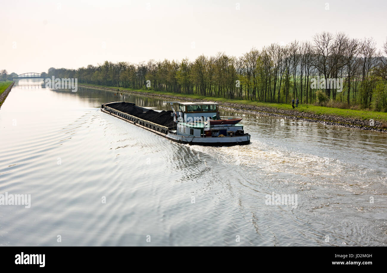 Nave da carico caricato con carbone sul canal in Wesermarsch vicino Balge Foto Stock