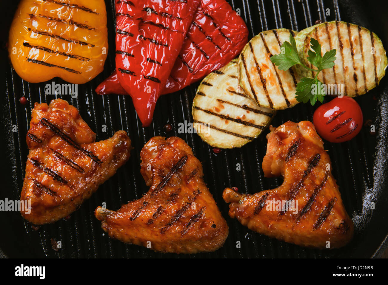 Ali di pollo alla griglia con verdure grigliate Foto Stock