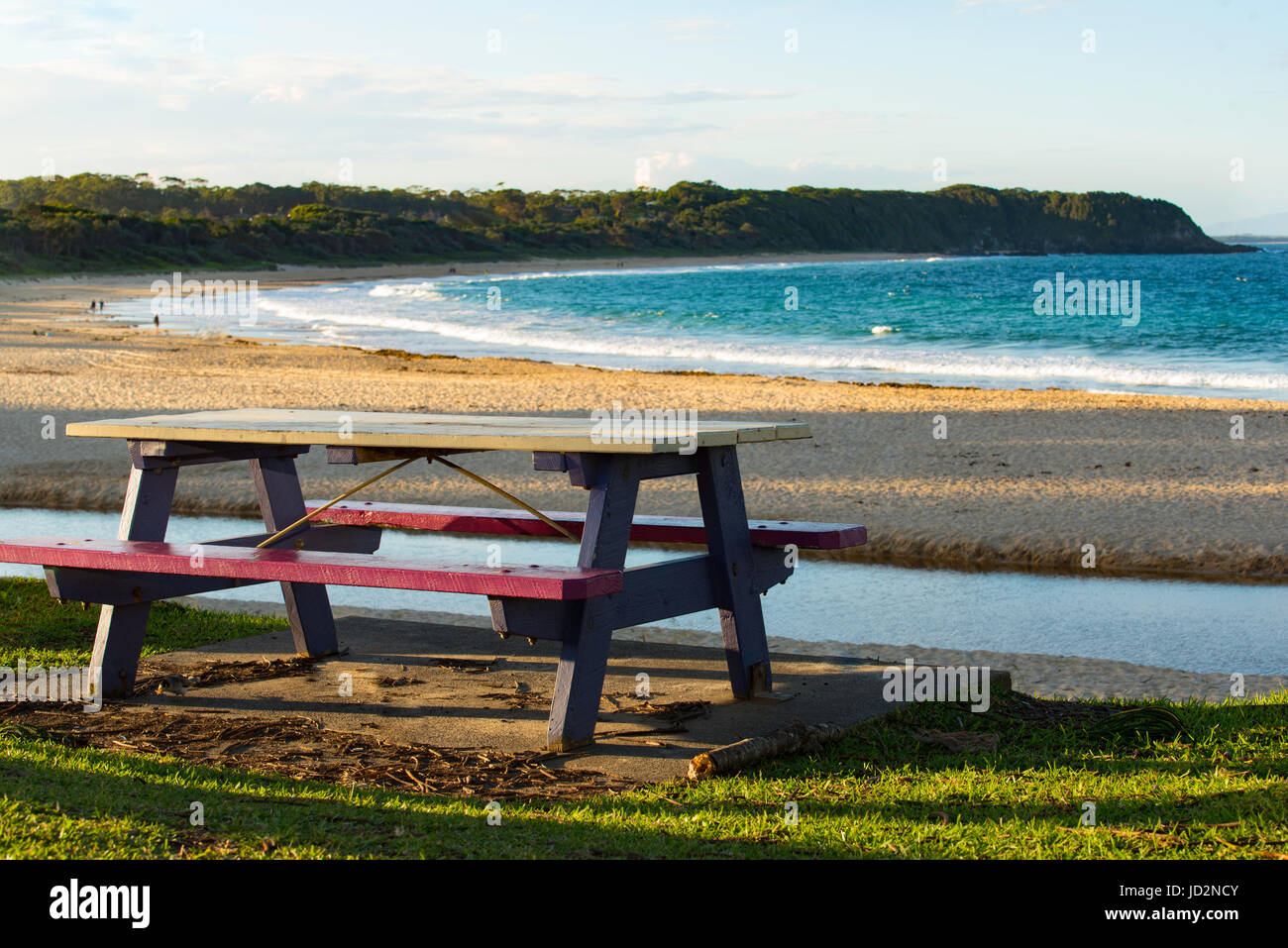 Una impostazione di picnic che si affaccia su di un quasi vuoto spiaggia con l'Oceano Pacifico sullo sfondo Foto Stock