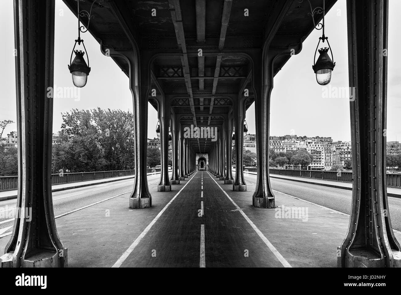 Colonne in metallo e battute di '' Bir Hakeim '' bridge. La gente cammina e fare jogging sotto il ponte a Parigi.Il ponte è uno dei più famosi di un Foto Stock