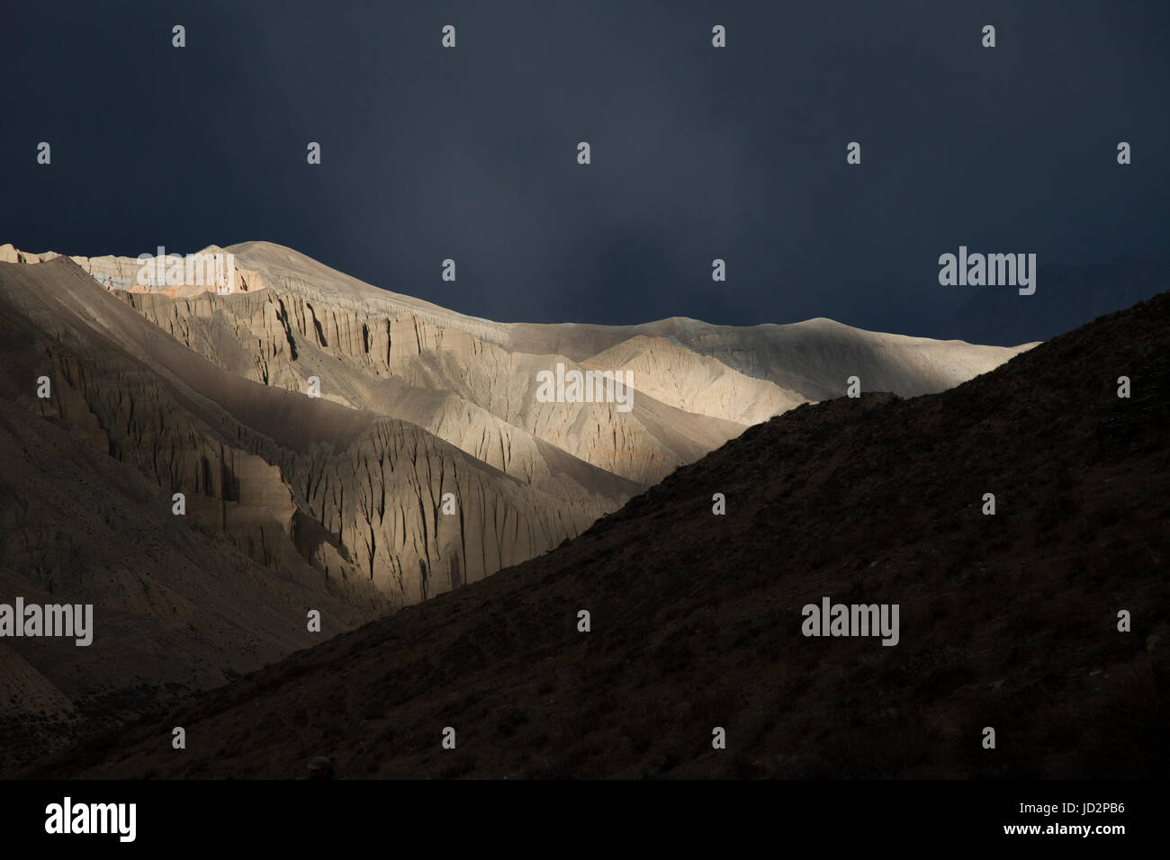 La luce del sole e la tempesta, Mustang, Nepal. Foto Stock