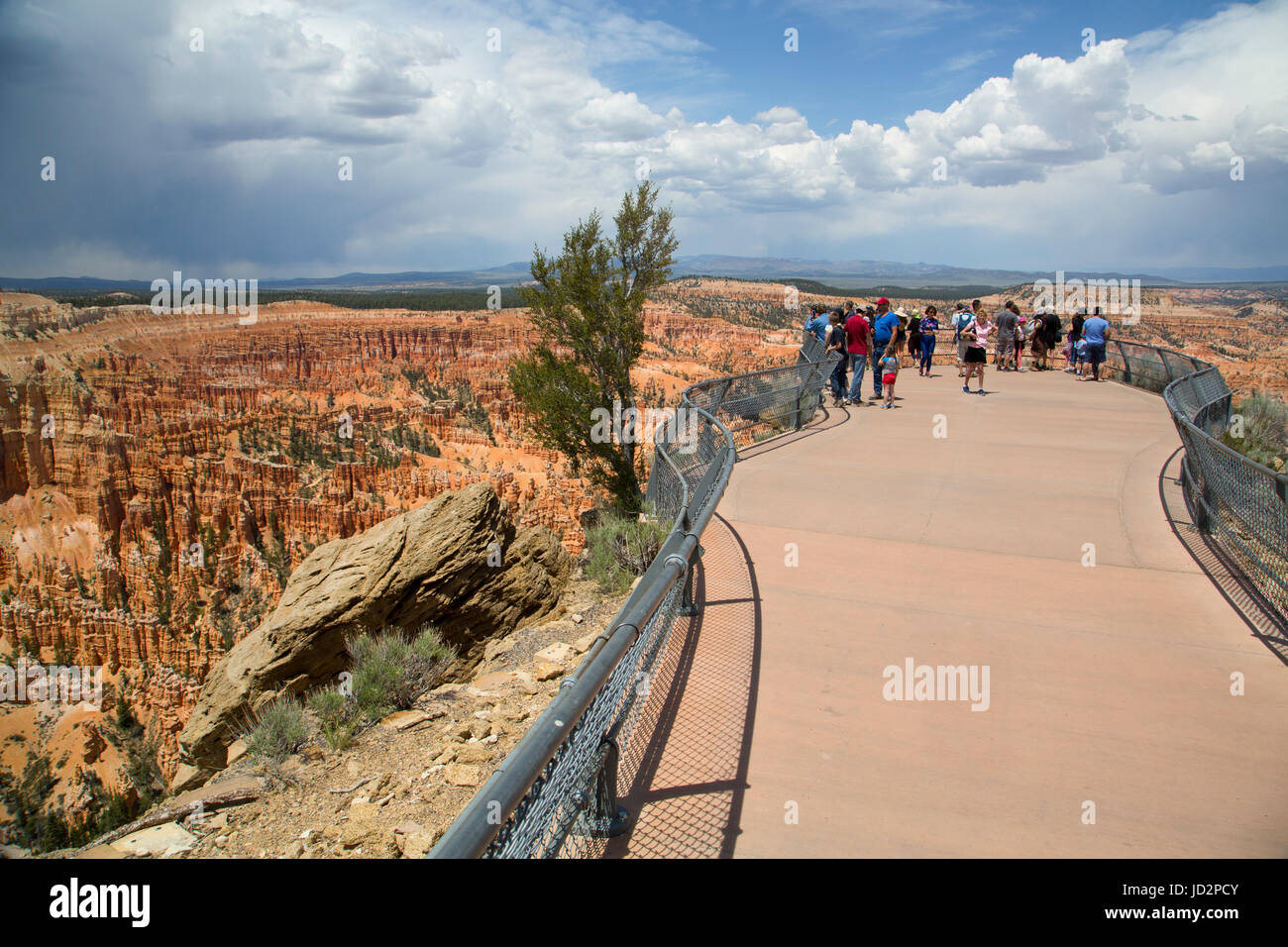 Turista al punto di Bryce, parco nazionale di Bryce Canyon, Utah, Stati Uniti d'America Foto Stock