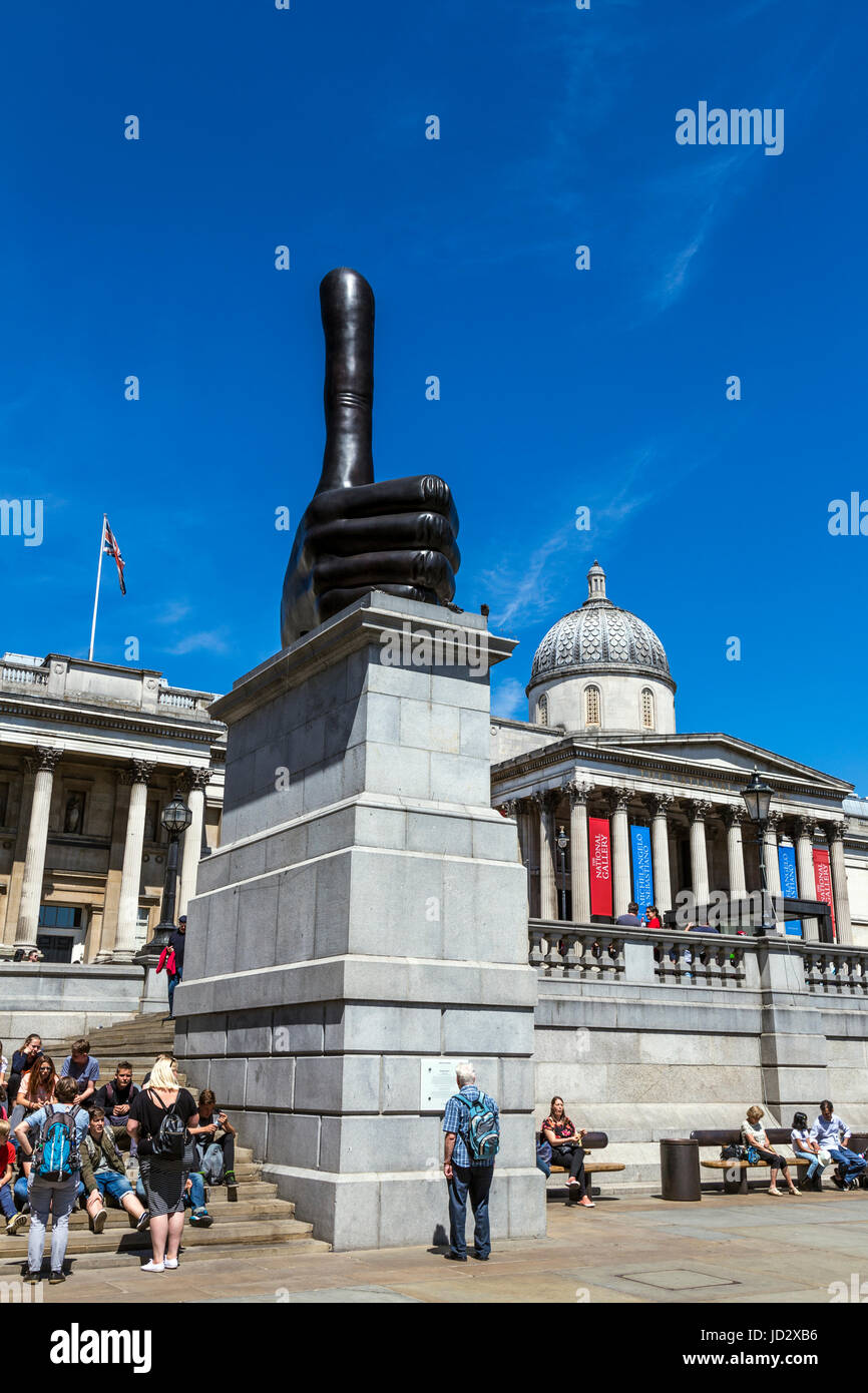 "Davvero buona' scultura di David Shrigley sul quarto zoccolo in Trafalgar Square, Londra UK 2017 Foto Stock