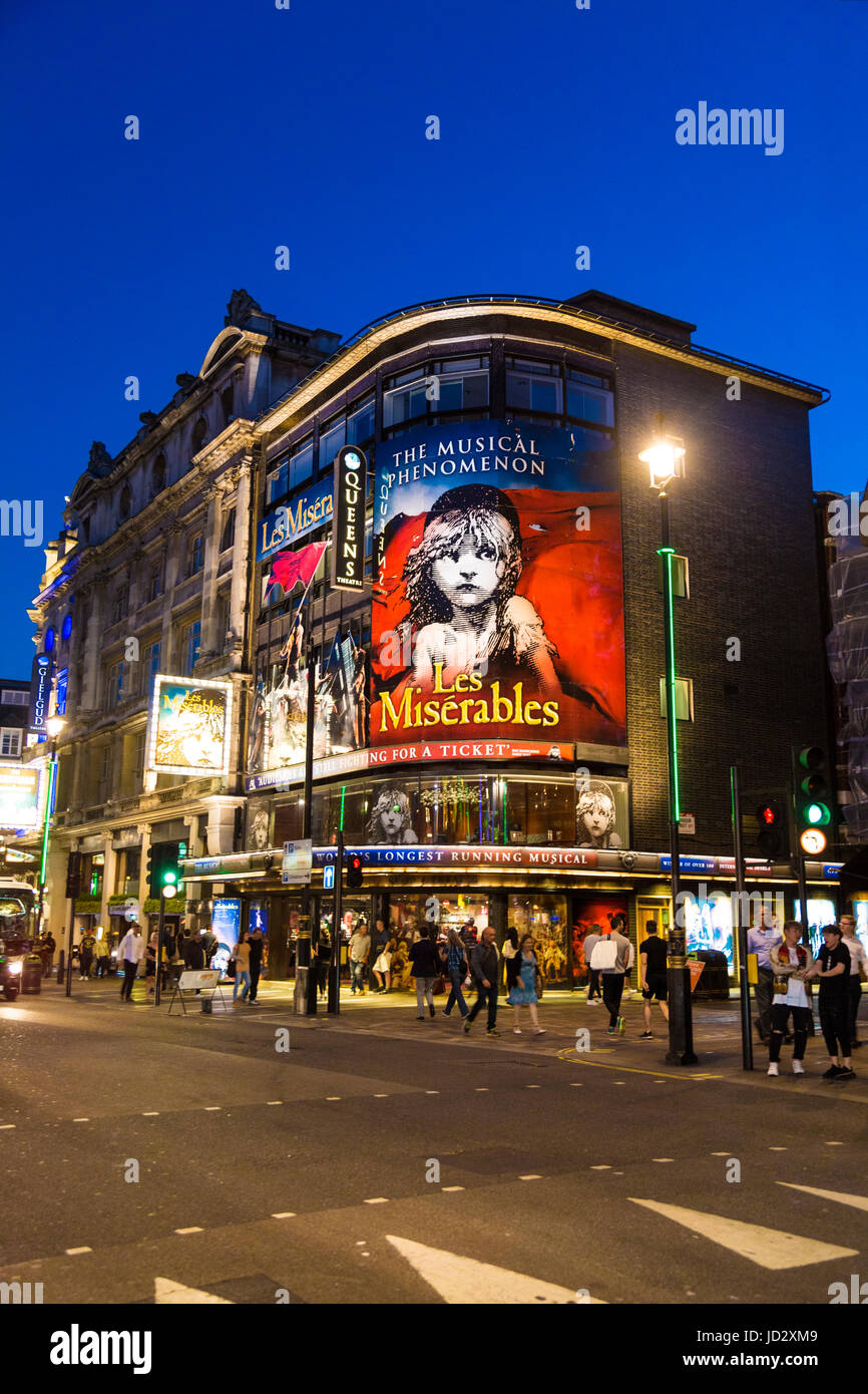 Queen's Theatre giocando Les Miserables in notturna a Piccadilly, Londra, Regno Unito Foto Stock