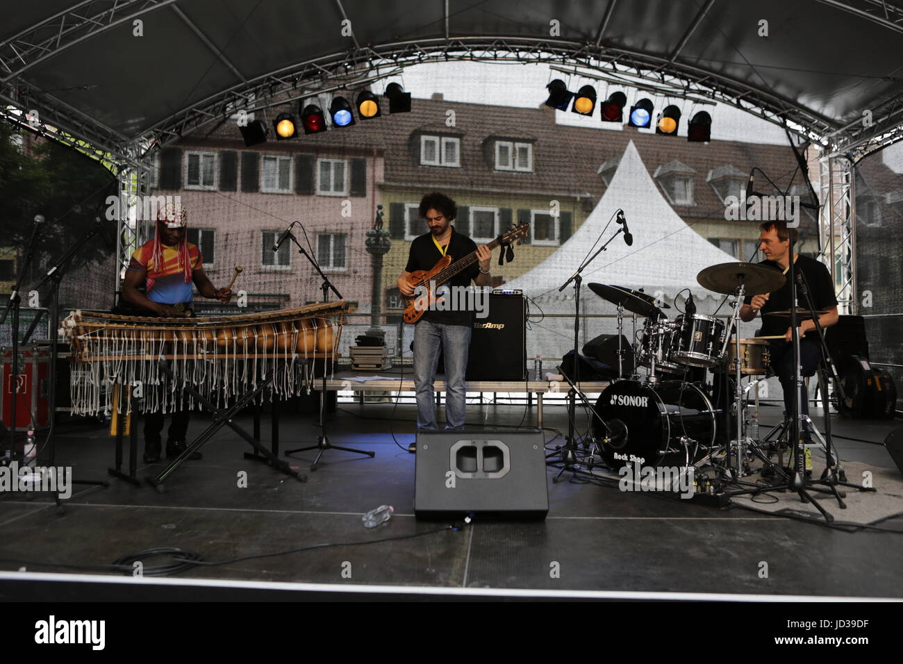 Worm, Germania. 17 Giugno, 2017. La Aly Keita Trio suona dal vivo sul palco del 2017 Jazz e gioia Festival a Worms in Germania. Credito: Michael Debets/Pacific Press/Alamy Live News Foto Stock