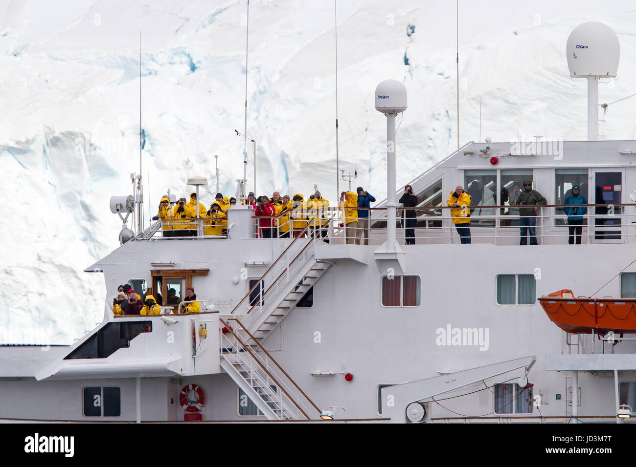 Nave da crociera spedizione in Antartide con i turisti in vista del paesaggio antartico, Penisola antartica. Foto Stock