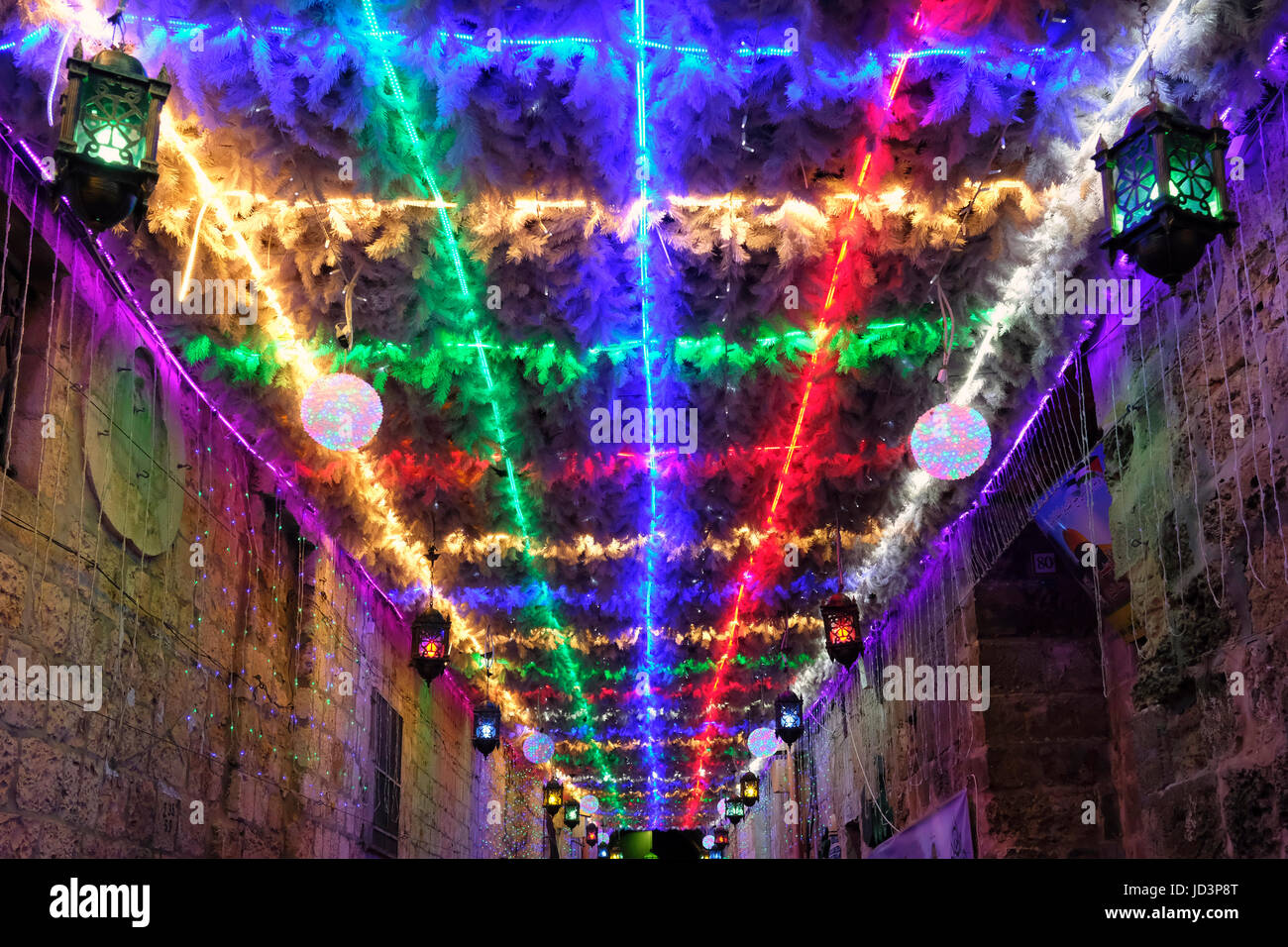 Un vicolo che conduce a El Aqsa moschea e il Monte del Tempio decorato con luci festose durante il mese del Ramadan nel Quartiere Musulmano nella Città Vecchia di Gerusalemme Est Israele Foto Stock