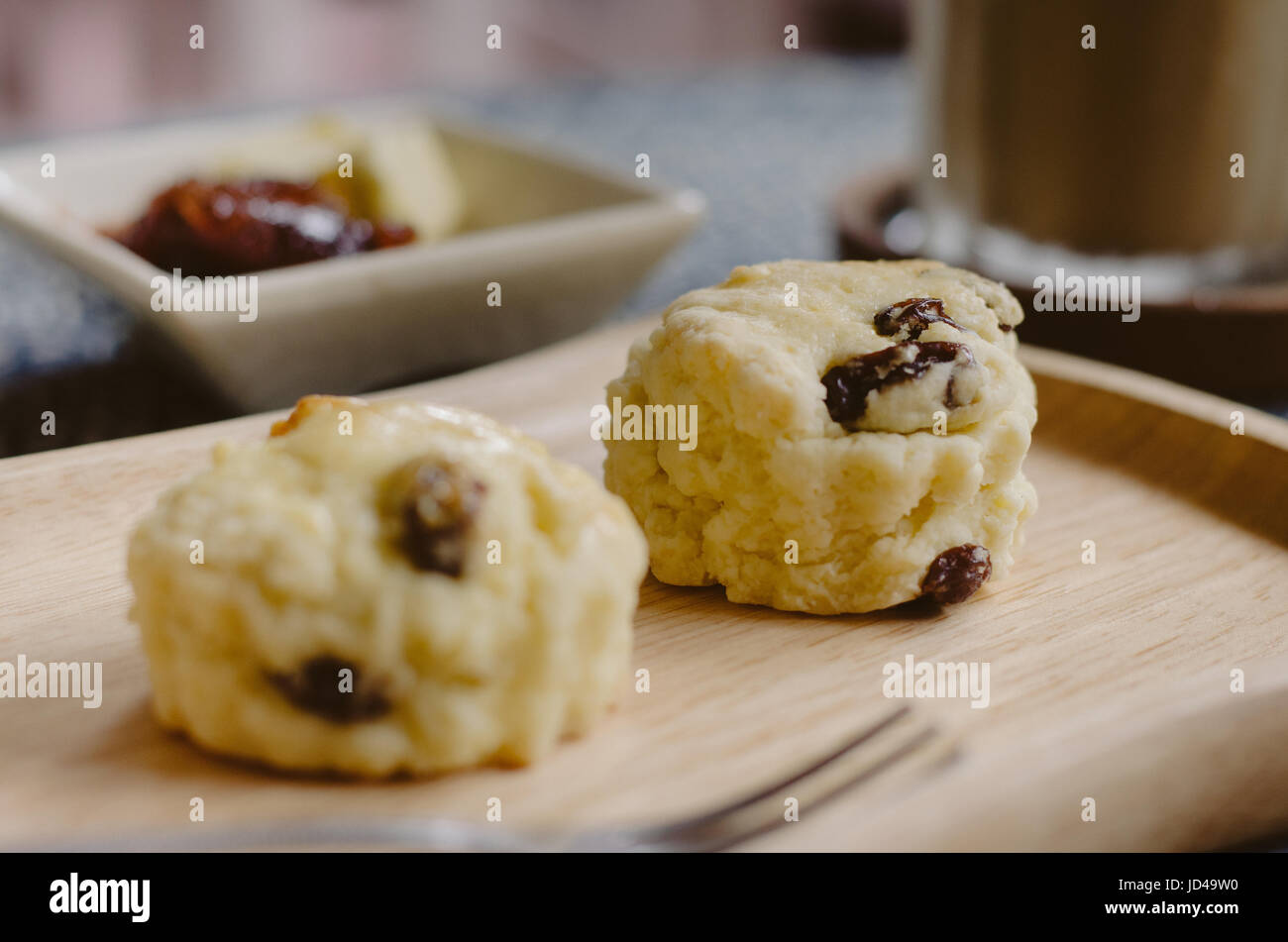 Focaccine sul piatto di legno Foto Stock