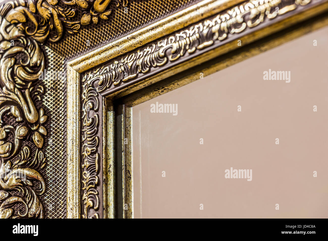 Parte di ornati, scolpito il telaio dello specchietto in stile antico Foto Stock