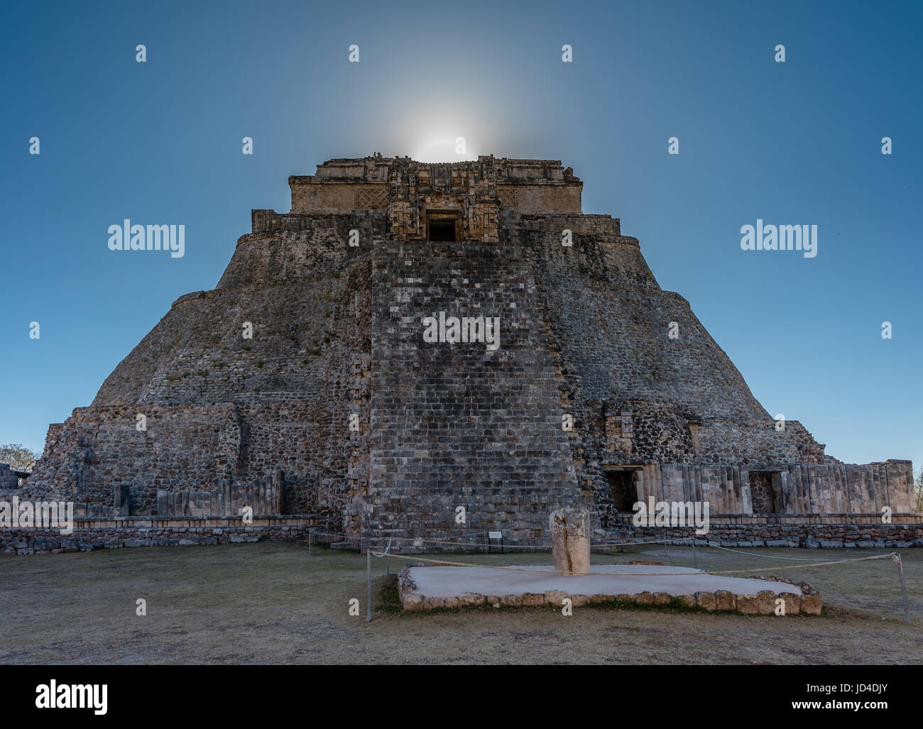 Altare di Uxmal in pietra preistorici piramide Maya del mago del Messico. Sunrise Foto Stock