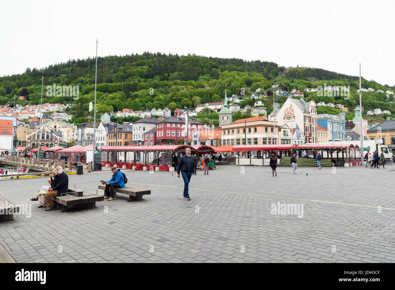 BERGEN, Norvegia - 1 Giugno , 2017: le persone al mercato del pesce in piazza a porto Foto Stock