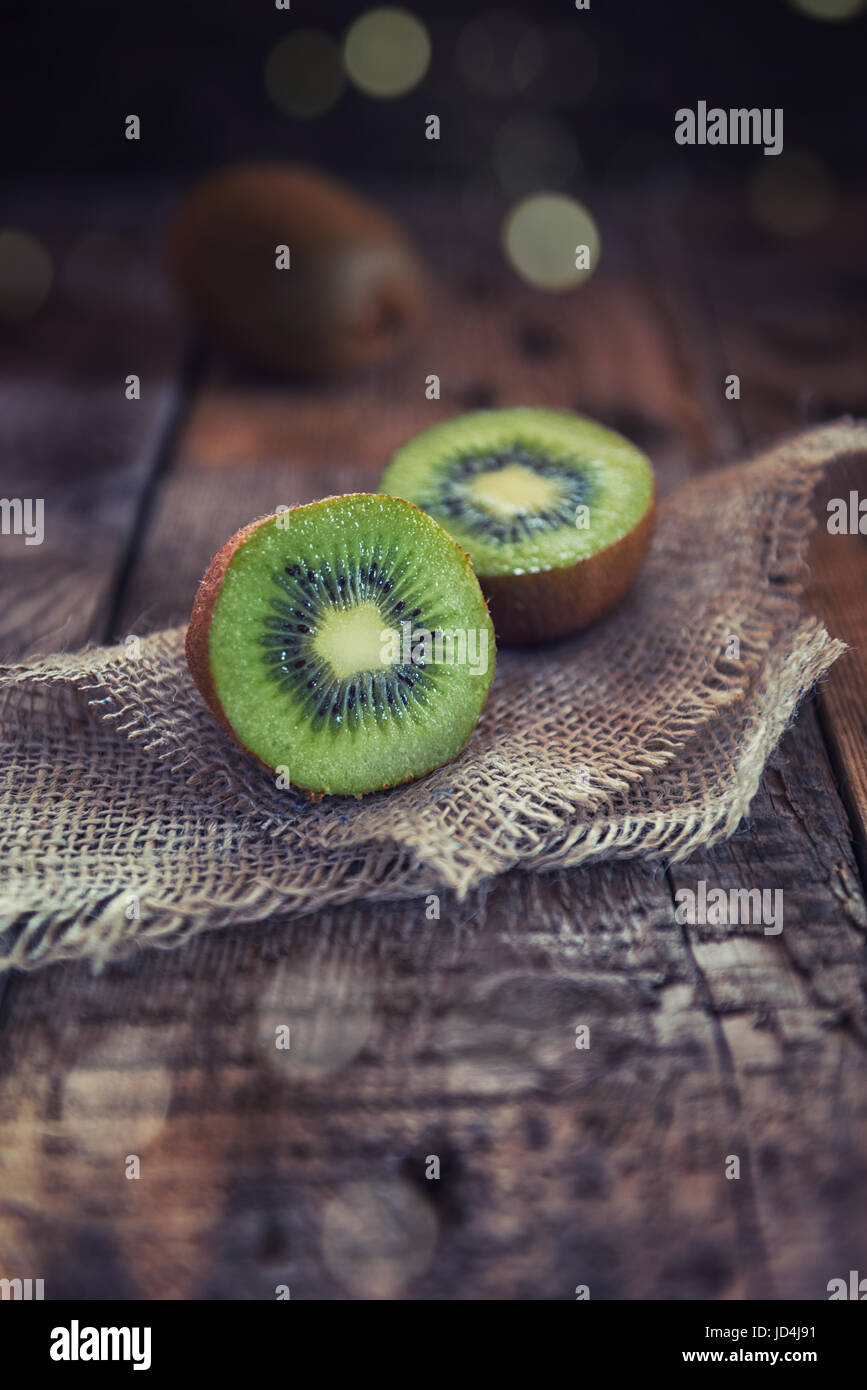 Il kiwi half cut su ACE di sfondo di legno Foto Stock