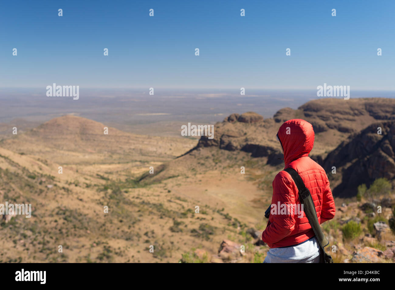 Tourist permanente sulla roccia e guardando la vista panoramica in Marakele National Park, una destinazione di viaggio in Sud Africa. Concetto di Avvento Foto Stock