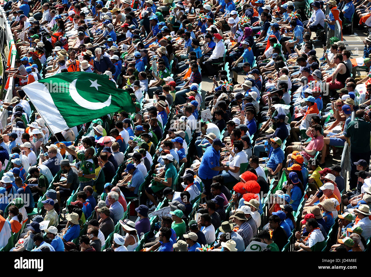 Una bandiera del Pakistan è sventolato tra i tifosi sulle tribune durante l'ICC Champions finale Trofeo al ovale, Londra. Foto Stock