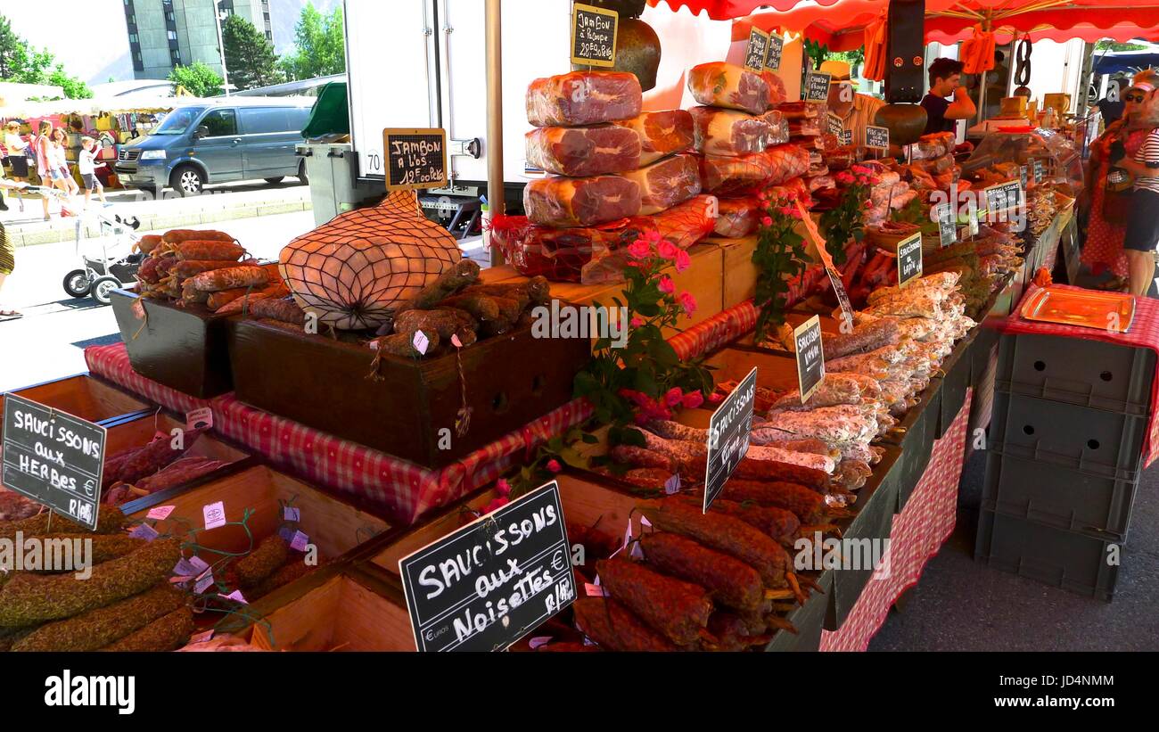 Tradizionale mercato all'aperto in stallo con carne e salsiccia, Chamonix Mont Blanc, Francia Foto Stock