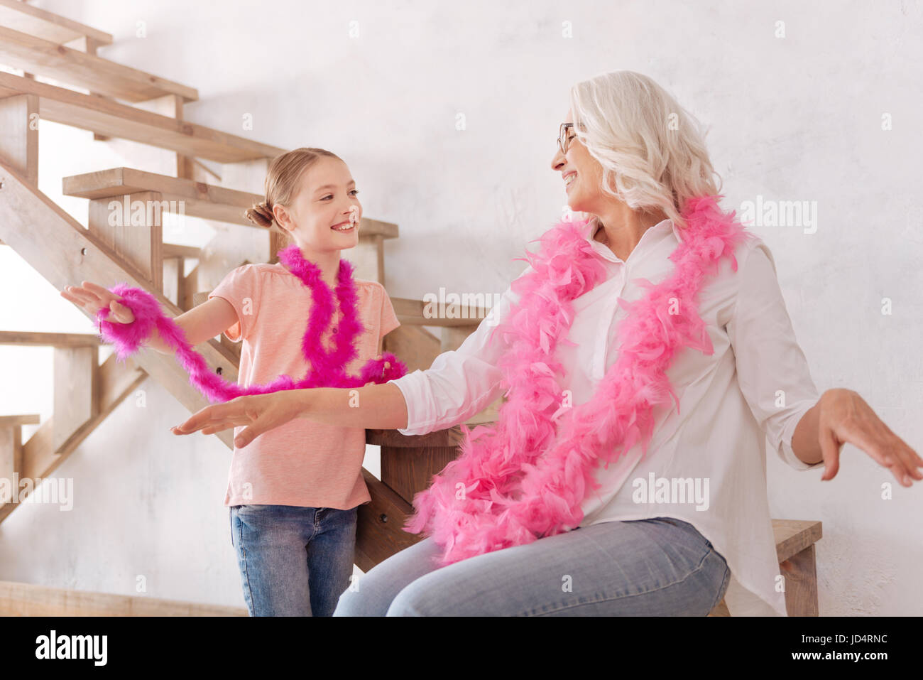 Piacere nonna positivo e la nipote divertirsi insieme Foto Stock