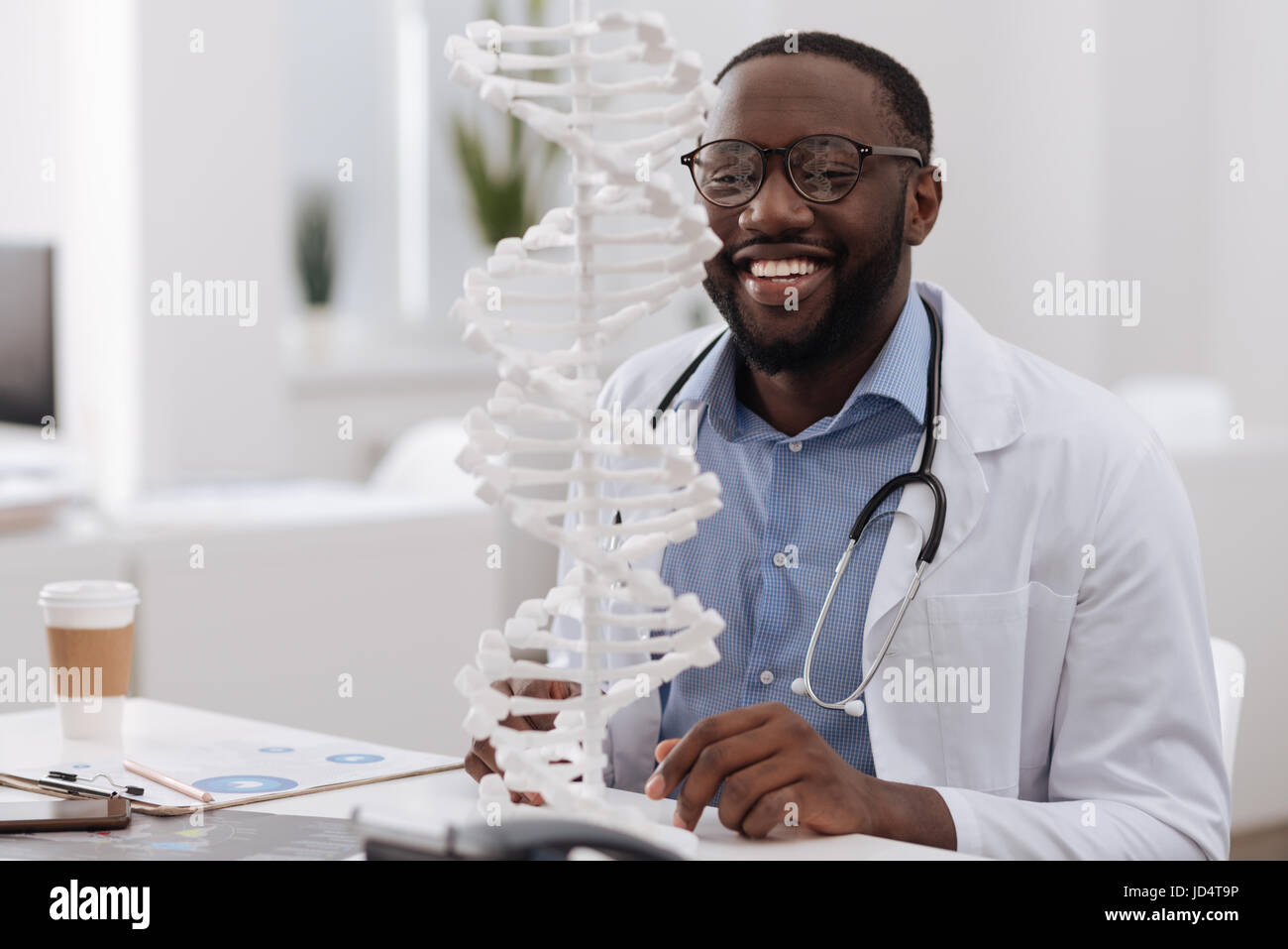 Positivo lo scienziato professionale lo studio del DNA Foto Stock