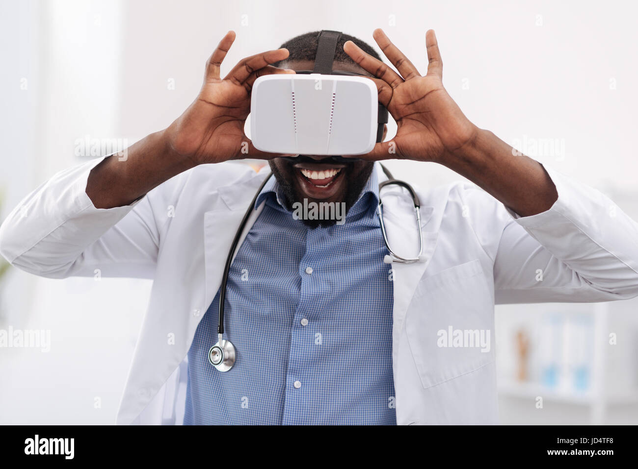 Allegro felice medico utilizzando occhiali per realtà virtuale Foto Stock