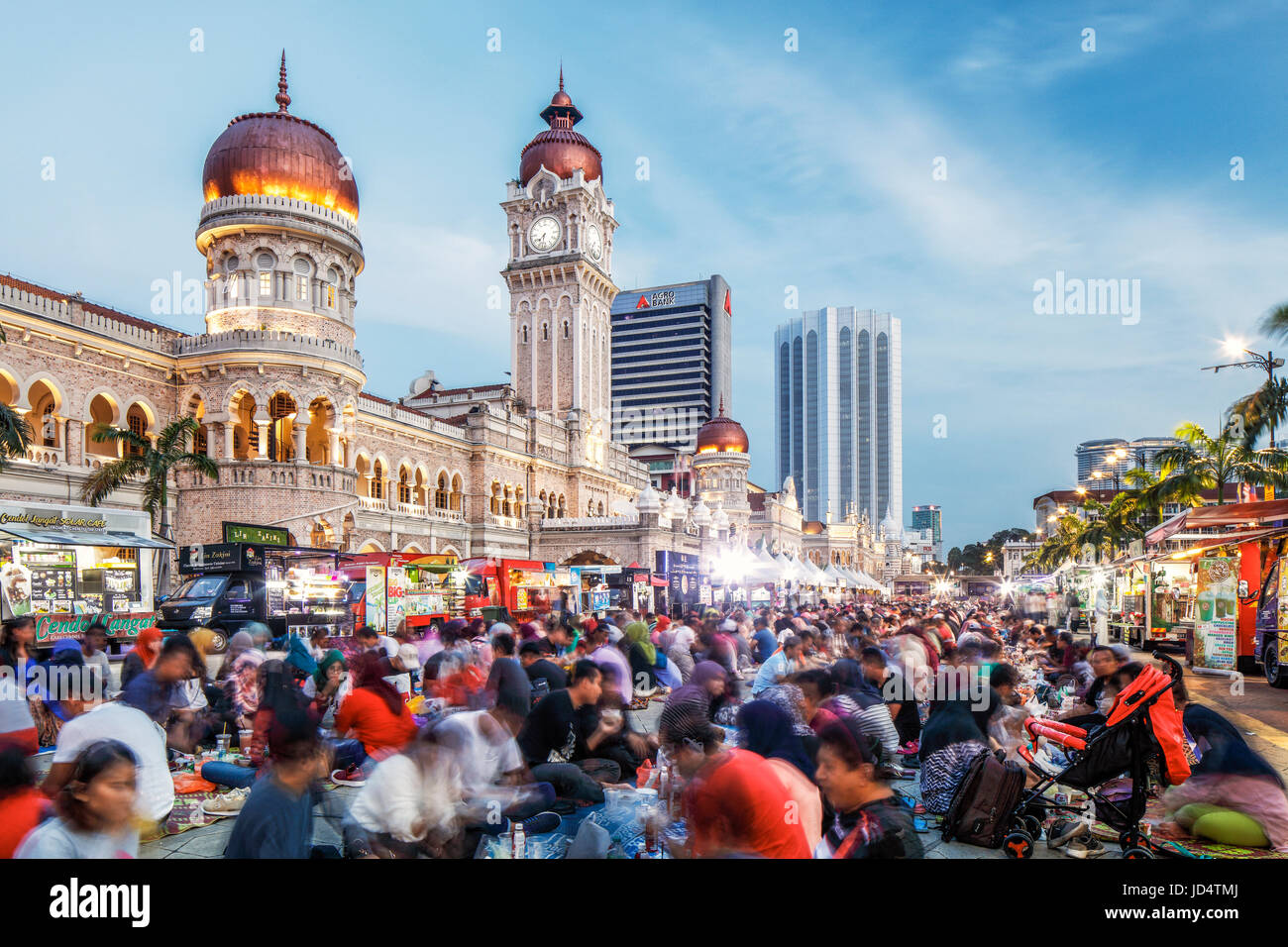 La massa la rottura del digiuno del mese di syawal in piazza Merdeka, Kuala Lumpur. Foto Stock