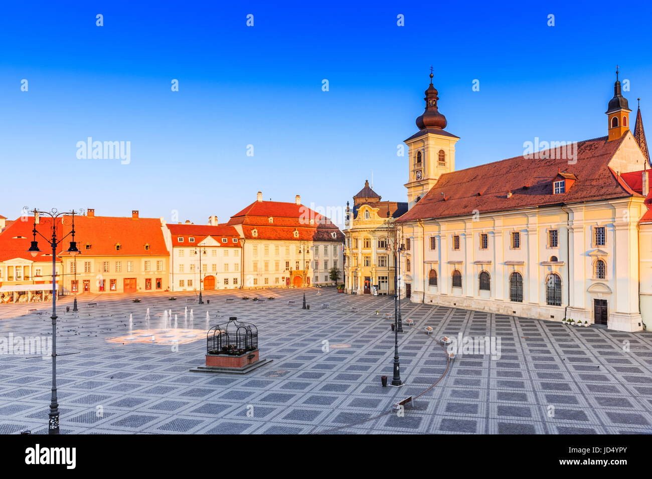 Sibiu, Romania. Grande piazza (Piata Mare) con il Municipio e il palazzo Brukenthal in Transilvania. Foto Stock