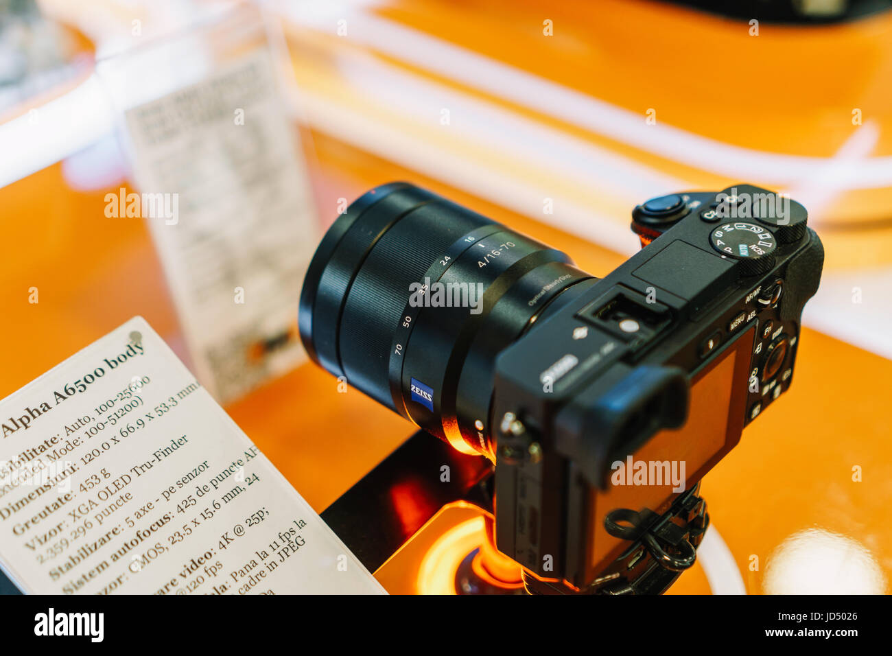 Bucarest, Romania - 18 giugno 2017: Sony a6500 è una mirrorless fotocamera a obiettivo intercambiabile e il primo modello di Sony per integrare un 5-asse stabilizat immagine Foto Stock