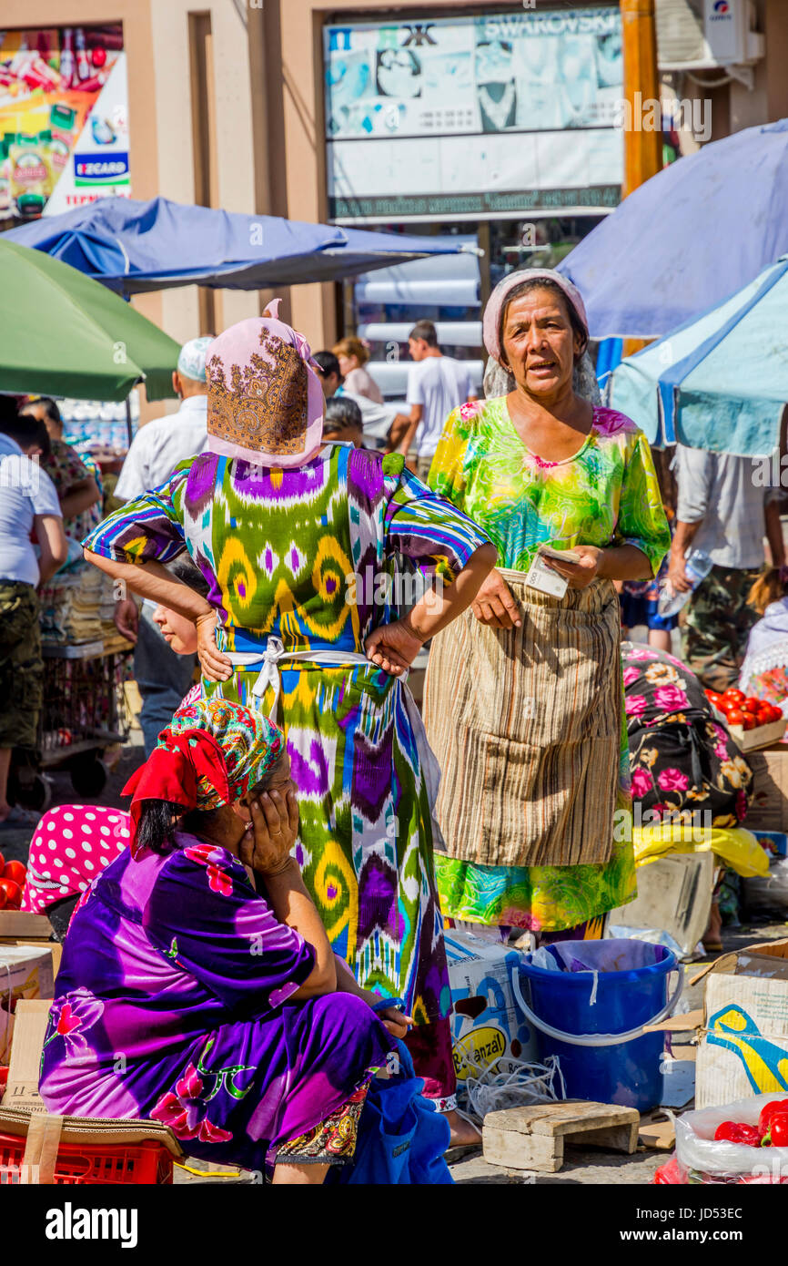 Samarcanda, Uzbekistan - 28 agosto: due donne abbigliate con vestiti  tradizionali abiti uzbeko parlando e contando il denaro a Siab bazar e il  mercato locale in Samarcanda Foto stock - Alamy