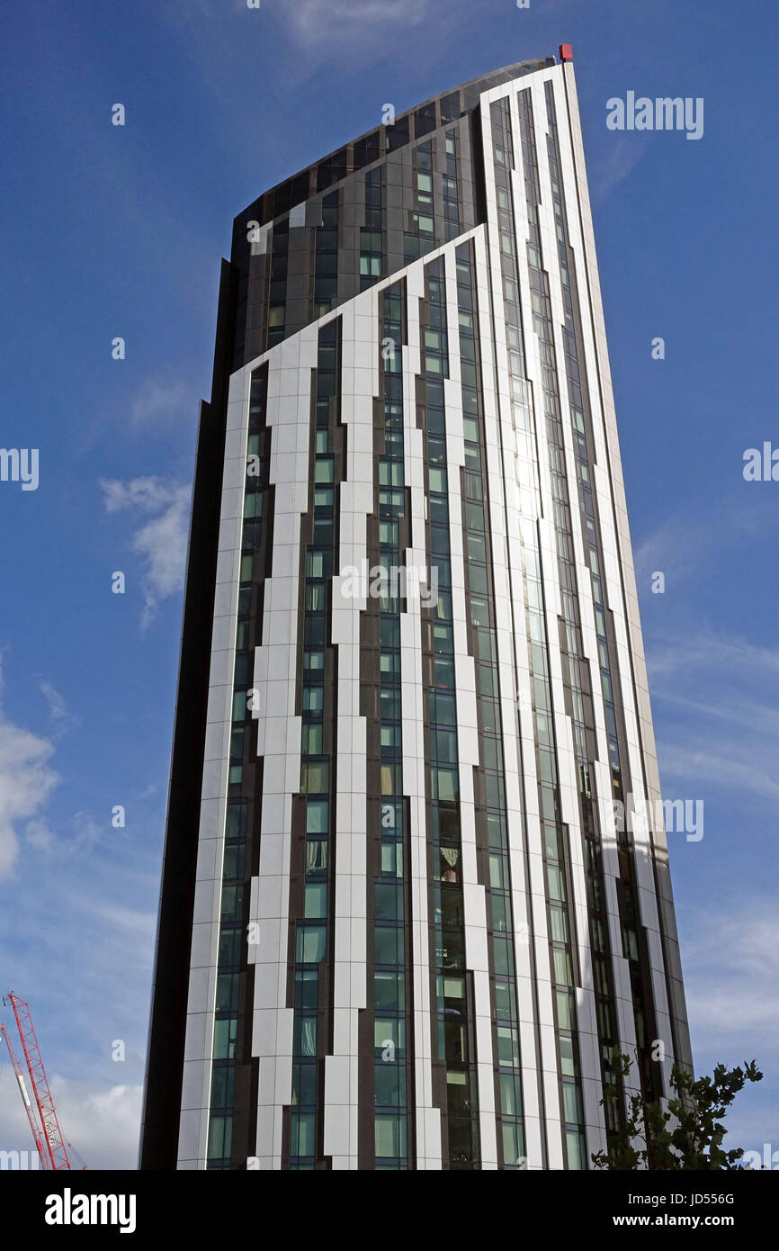 Torre strata a Elephant & Castle a 43 piani è una delle più alte torri residenziali a Londra Foto Stock