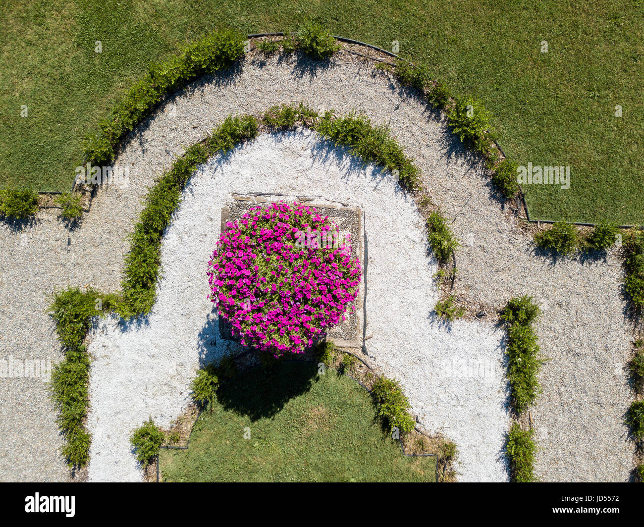 Vista aerea di un giardino fiorito con aiuole e vasi, Villa Arconati, Castellazzo Bollate, Milano, Italia. Foto Stock
