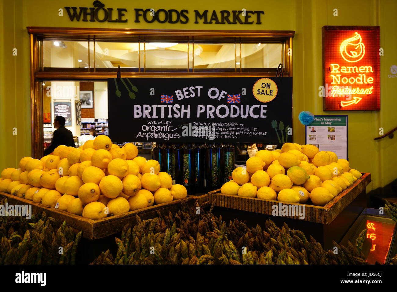 Un supermercato Whole Foods store a Londra. Il costoso organico negozio di alimentari la catena è stata acquisita da Amazon nel giugno 2017. Foto Stock