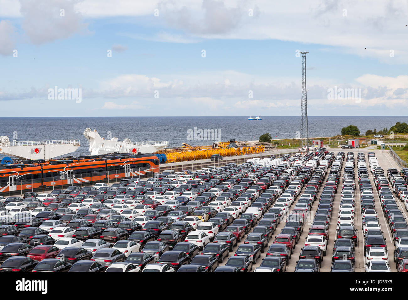 PALDISKI, ESTONIA, Agosto 10, 2016: molte nuove vetture che arrivano da Paesi baltici Foto Stock