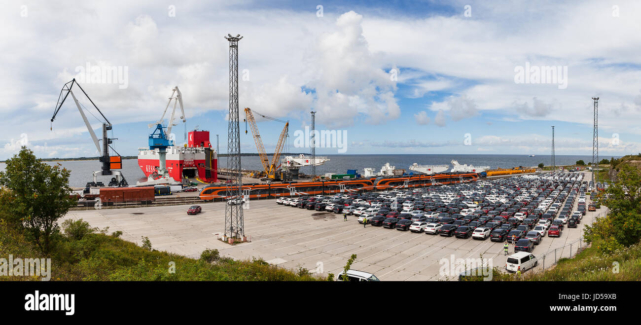 PALDISKI, ESTONIA, Agosto 10, 2016: molte nuove vetture che arrivano ai paesi baltici. Vista panoramica del terminale con il recipiente Foto Stock