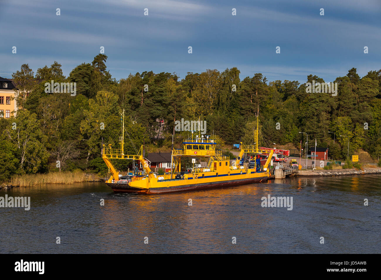 VAXHOLM, Svezia - 15 settembre 2016: piccolo giallo traghetto roll on-roll off va vicino a Oscar medievale Fredriksborgs fortificazione. I punti di riferimento di Stoccolma archipelag Foto Stock