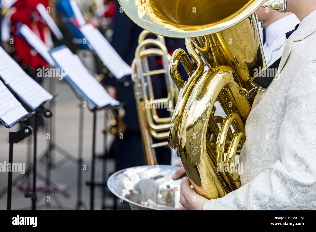 Orchestra musicista che gioca big ottone tuba durante l'orchestra fest Foto Stock