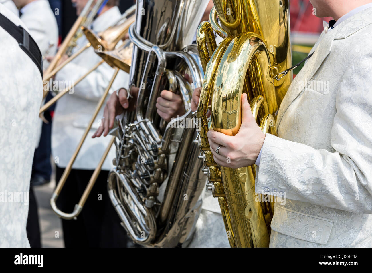 Orchestra musicisti di suonare tube e tromboni durante il city music fest Foto Stock