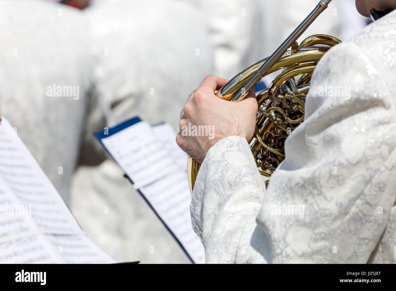 Musicista di brass band suona il corno francese su street music festival Foto Stock