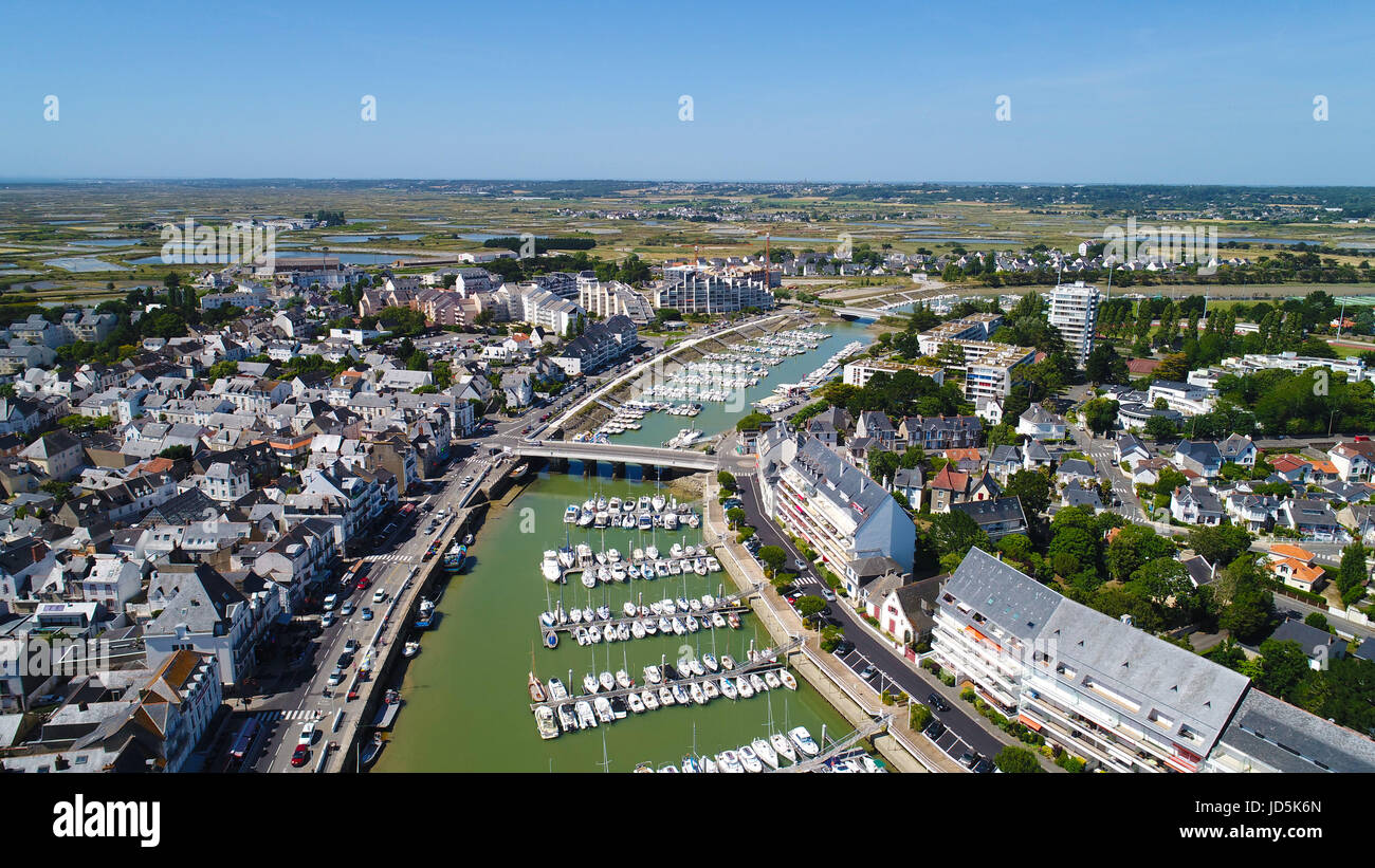 La fotografia aerea di Le Pouliguen centro abitato e porto in Loire Atlantique, Francia Foto Stock