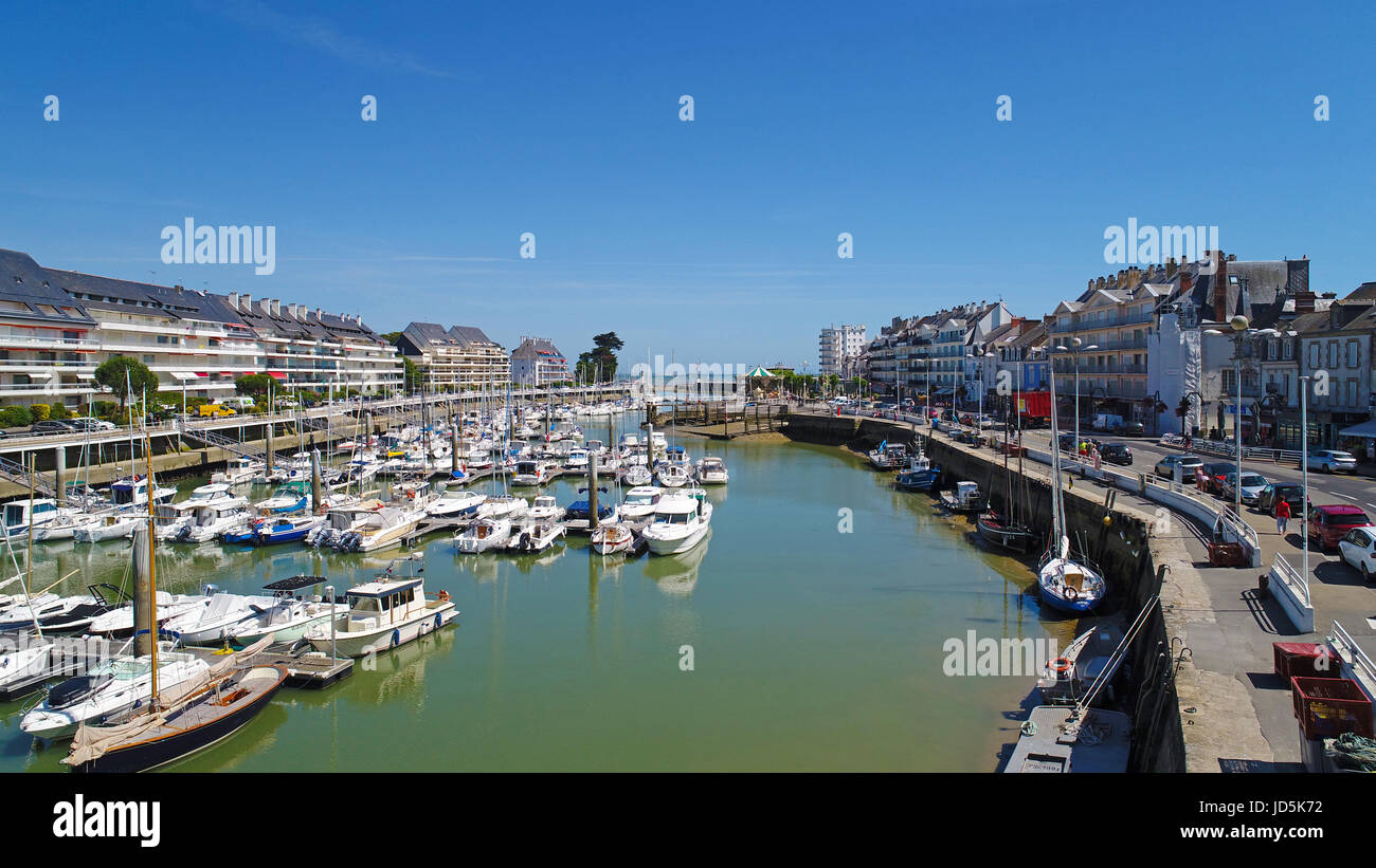 La fotografia aerea di Le Pouliguen centro abitato e porto in Loire Atlantique, Francia Foto Stock