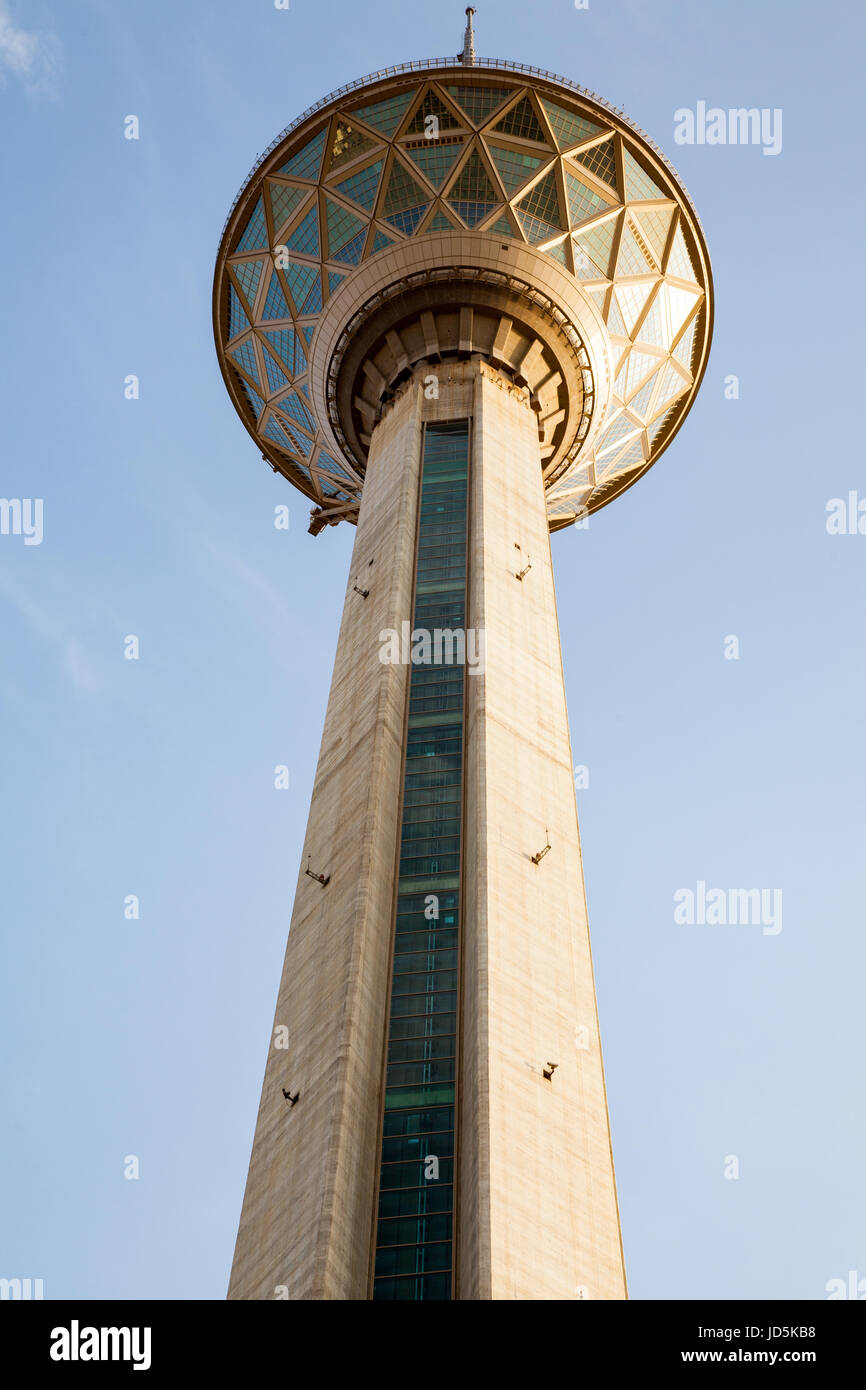 Milad tower a Teheran capitale dell Iran. il sesto più alto la torre e la ventiquattresima più alto struttura autoportante in tutto il mondo. Foto Stock